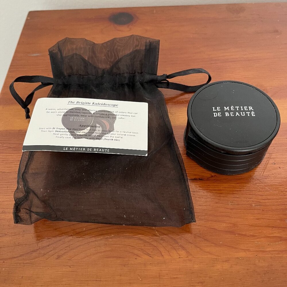 Le Metier de Beaute Eye Shadow Compact